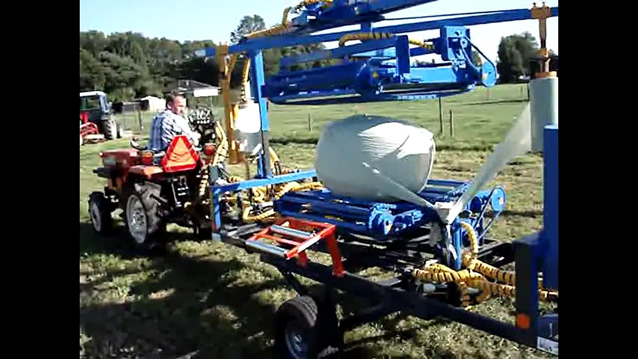 hay making process, baling hay with john deere VS baling hay with fendt tractor
