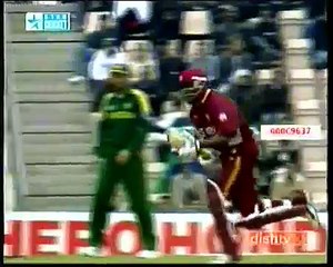Shoaib Akhter hit Brian Lara in the neck!.....