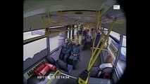 В Москве водитель автобуса уснул за рулём и врезался в столб