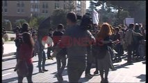 Studentët nisin marshimin në Bulevard më pas u ndalën para kryeministrisë.