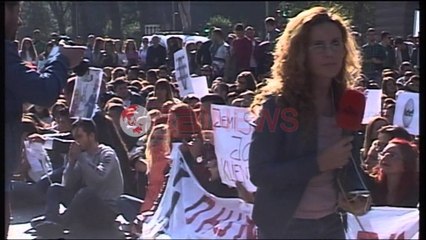 Studentet qendrojne ulur para Kryeministrise duke protestuar me pankarta e fishkëllima - Ora News-