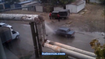 Rusya'da sıcak su botu hattı patladı, vatandaş oto yıkama derdinde