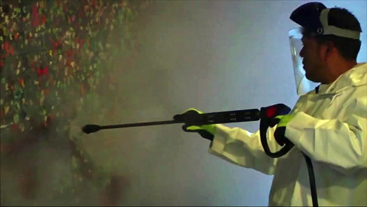 Le "mur de chewing-gums" de Seattle en cours de nettoyage