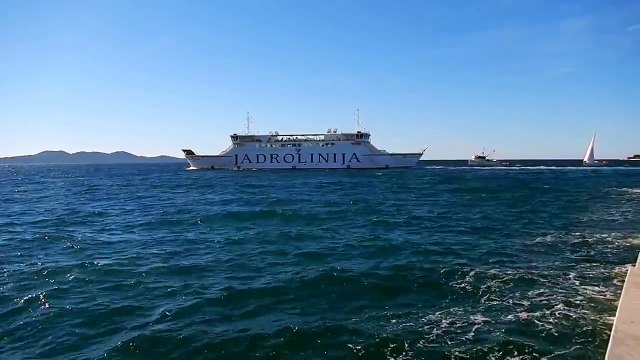 Lorsque l'eau passe dans ces petits trous dans le béton, un truc phénoménal se produit!