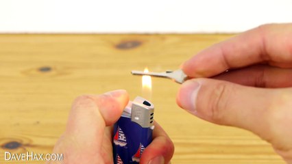 Il enflamme la clé de son cadenas, la raison est vraiment très astucieuse!