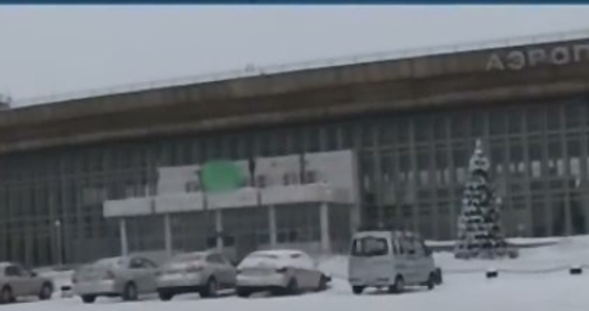 ⁣Airbus A319 сел в Хабаровске из-за трещин в стекле кабины пилотов