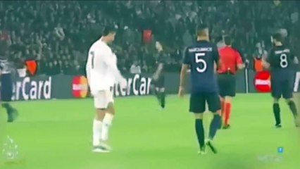 Cristiano Ronaldo- así fue su abrazo con un fan que invadió el PSG-Real Madrid