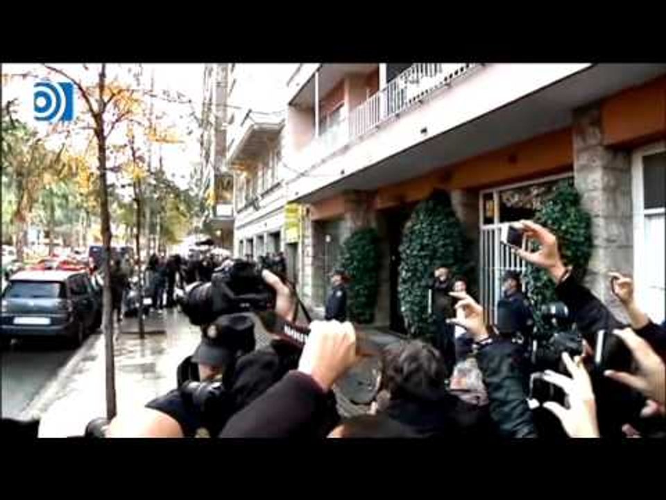 Jordi Pujol y Marta Ferrusola abandonan su casa custodiados por la policía