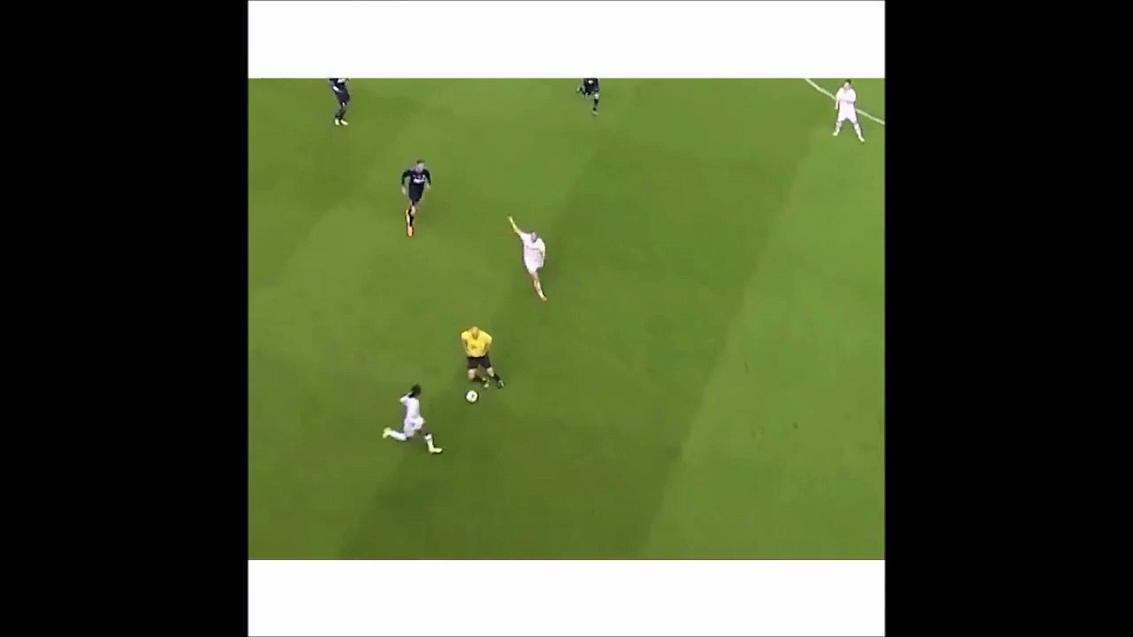 Quand l'arbitre se prend pour un attaquant en plein match de foot