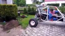 Ce débile essaie d'arracher un arbre avec son buggy