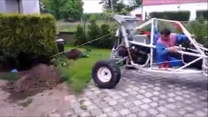 Ce débile essaie d'arracher un arbre avec son buggy
