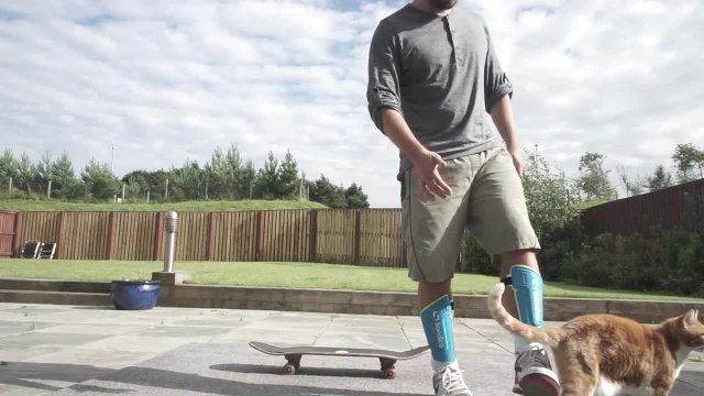 Man who doesn't skateboard learns to kickflip in hours