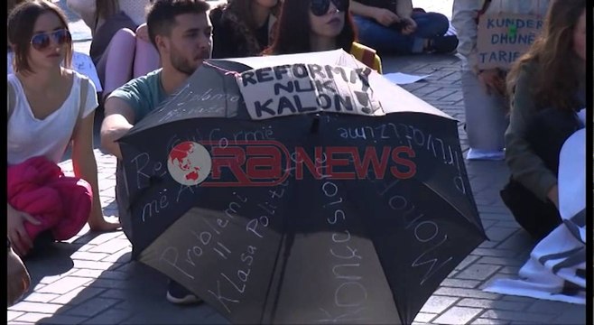 Studentët këmbëkryq para kryeministrisë: Tërhiq ligjin e Arsimit të Lartë - Ora News-