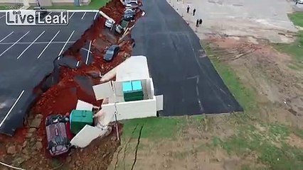 Провал грунта на автостоянке в Америке