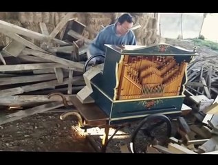 Descargar video: Smooth Criminal played on barrel organ is pure gold!! Michael Jackson Cover