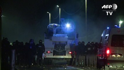 Polícia francesa enfrenta imigrantes na região de Calais