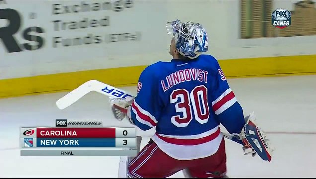 Hockey sur glace - Les spectateurs se disputent pour la crosse d'Henrik Lundqvist
