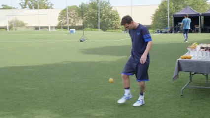 Vídeo mostra Messi fazendo embaixadinha com laranja antes de se machucar
