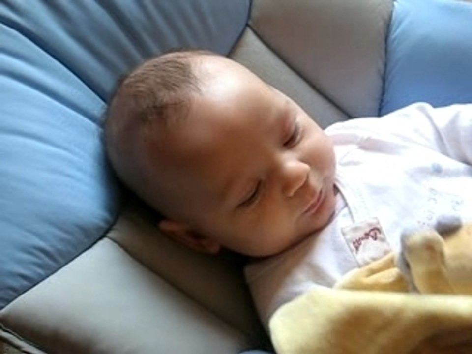 jonah avec son doudou des taties