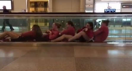 Les filles d'une équipe de natation passent le temps à l'aéroport
