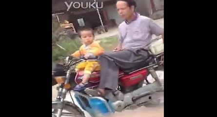 Impressionnant enfant de 2 ans sur une mobylette