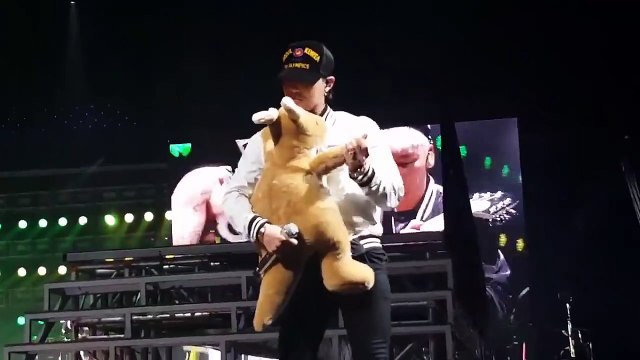 151021 G Dragon dancing with a roo World Tour MADE in Melbourne Australia