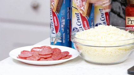 HOW TO MAKE A PIZZA CAKE ft Grace Helbig NERDY NUMMIES