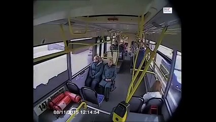Motorista de autocarro adormece e câmara  grava acidente assustador!!! (Imagens Fortes)
