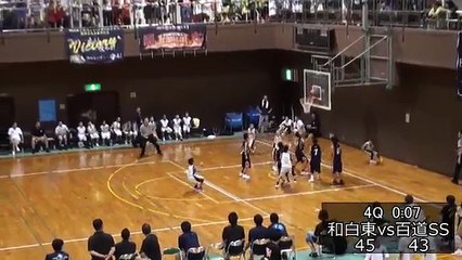 Mira cómo este niño encestó desde el otro lado de la cancha