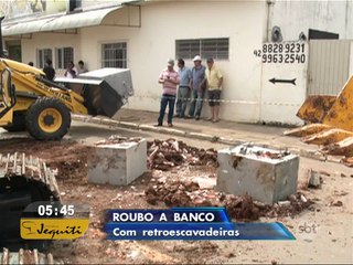 Assaltantes usam retroescavadeiras para invadir banco