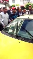 تاكسيت مجنون يحاول الفرار و دهس عون شرطة طلب منه أوراق السيارة