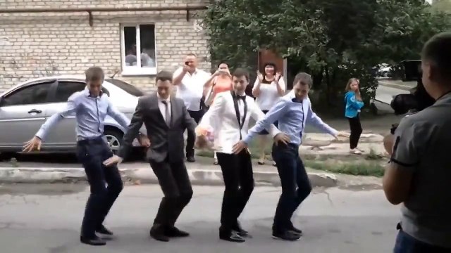 Прикольный танец жениха для невесты