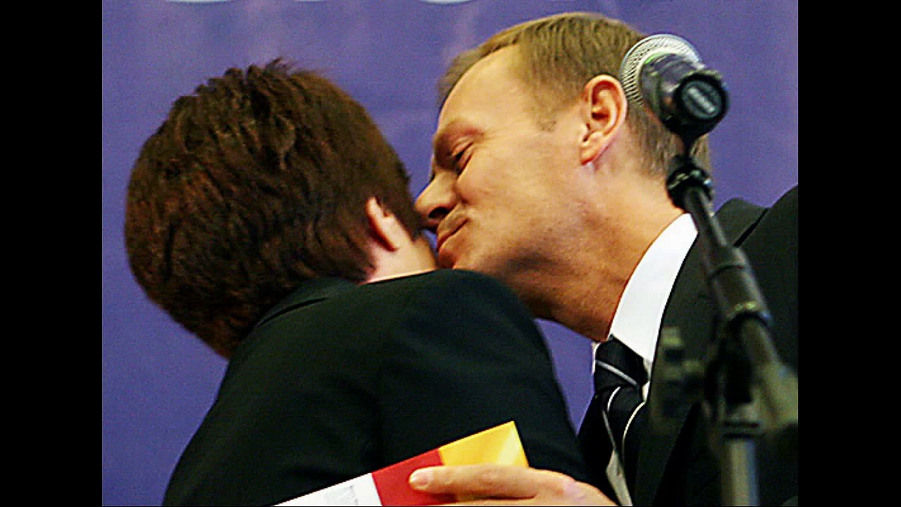 Ona Tańczy Dla Mnie - Donald Tusk i Angela Merkel