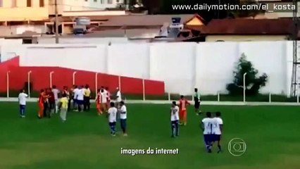 Árbitro saca pistola e ameaça disparar sobre jogador