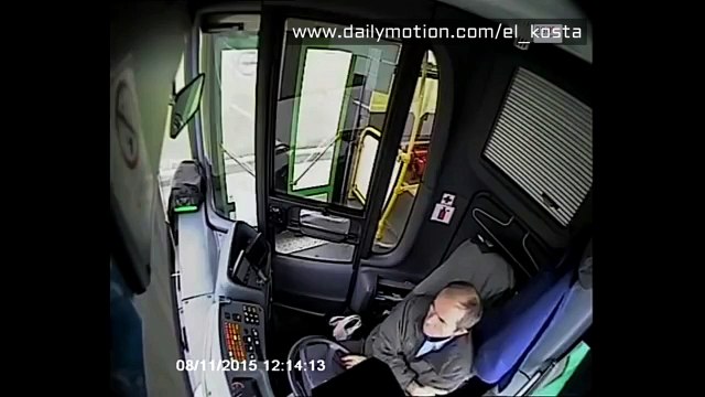 Condutor de autocarro adormece e câmara regista impacto assustador