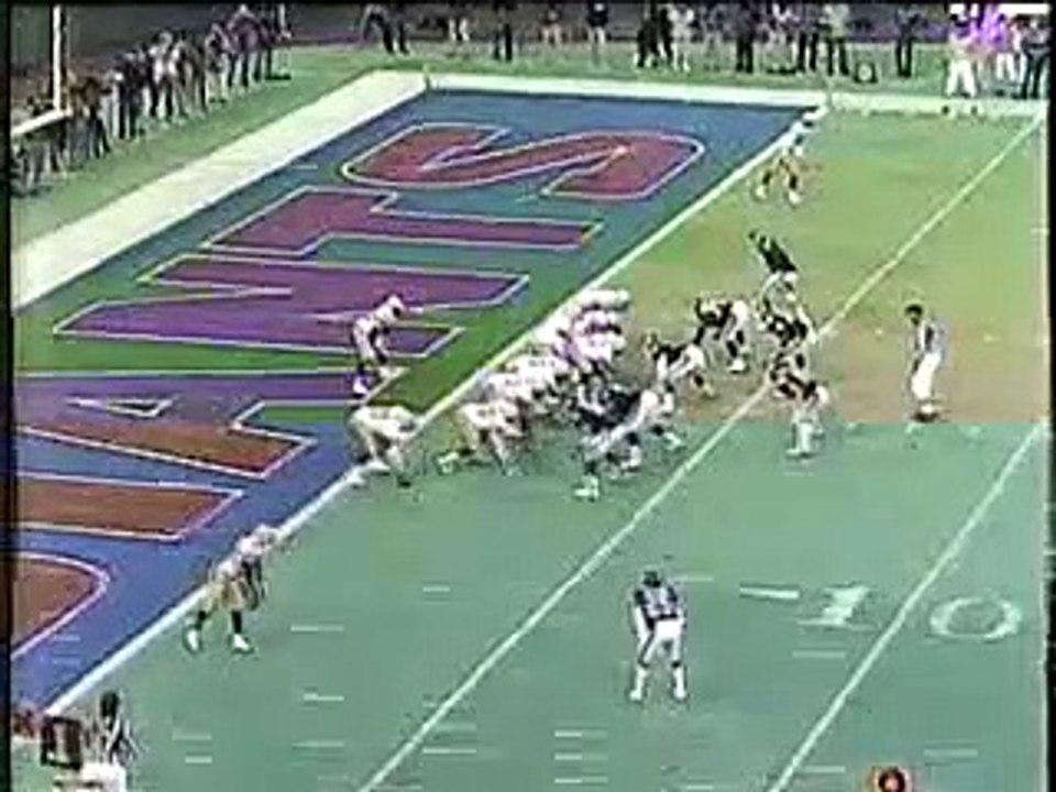 Favre hits Sharpe deep again