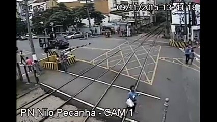 Idoso escapa por pouco de ser atropelado por trem