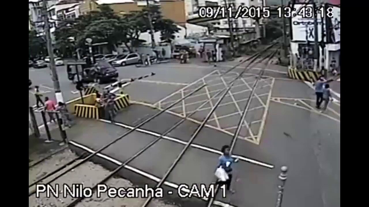 Idoso escapa por pouco de ser atropelado por trem