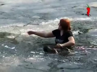 Школьник прыгнул в ледяную воду к тонущей собаке