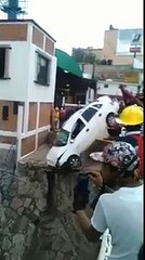 Quand Régis dépanne une voiture tombée dans une rivière, c'est le drame !!