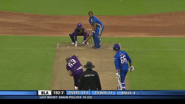 See How Andrew Symonds Welcomed Shoaib Akhtar when he came to BAT without Helmet