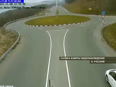 Un camion de pompier russe trop pressé traverse un rond-point !