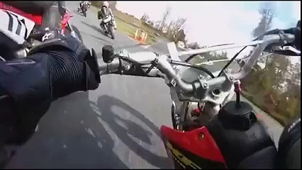 WTF??? Motociclista fica Preso ao Guiador da mota do amigo!