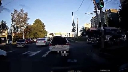 公園に突撃する暴走トラック　【交通事故動画】　Car Crash HD