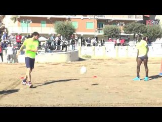 Allenamento sulla spiaggia per i rossoblù