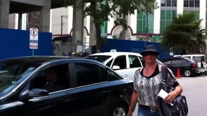 Une Femme Détruit en pleine rue la Voiture de son Mari volage