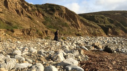 Ramassage de macro-déchets par le Parc Marin d'Iroise sur une plage de Crozon