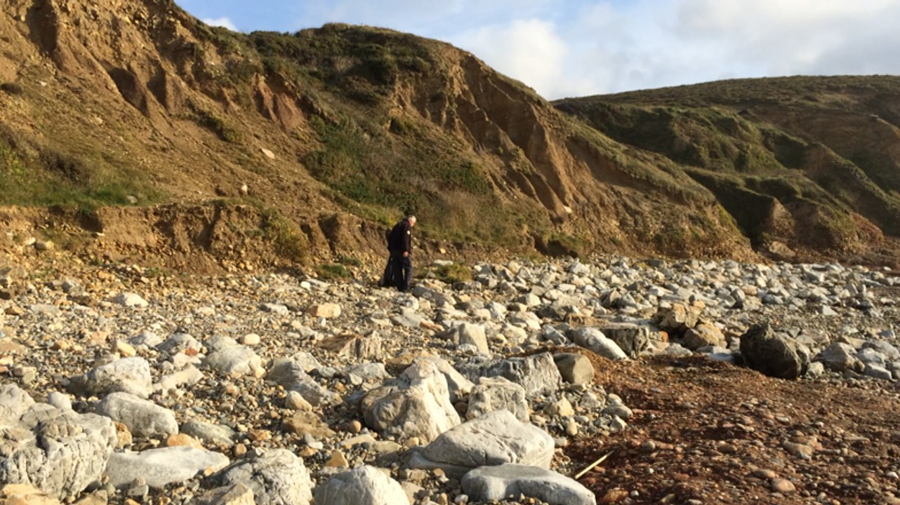 Ramassage de macro-déchets par le Parc Marin d'Iroise sur une plage de Crozon