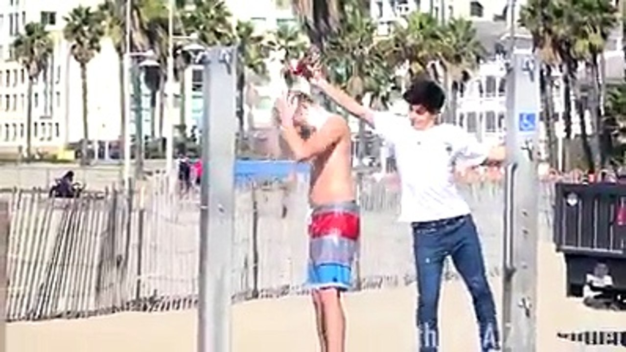 بدموع مقتلة ضحك عمل فيهم ركزوا معا إلي لابس شورت أحمر