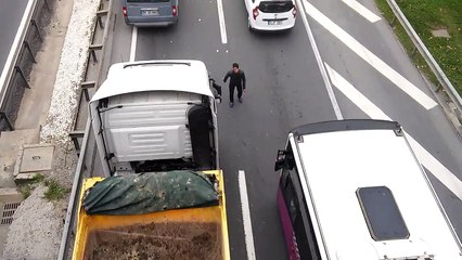 La technique #WTF d'un gars pour distribuer des flyers